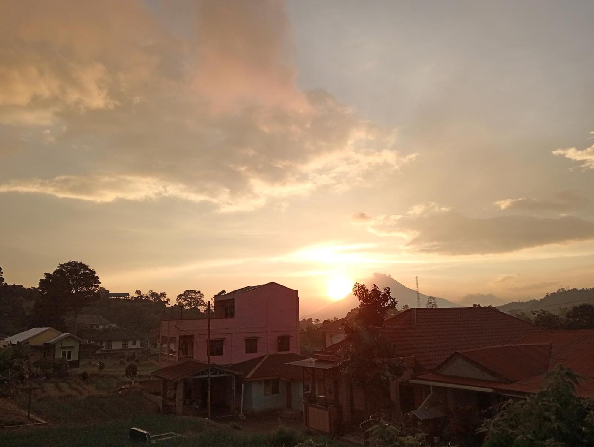 Vulkaan Homestay Berastagi Esterno foto