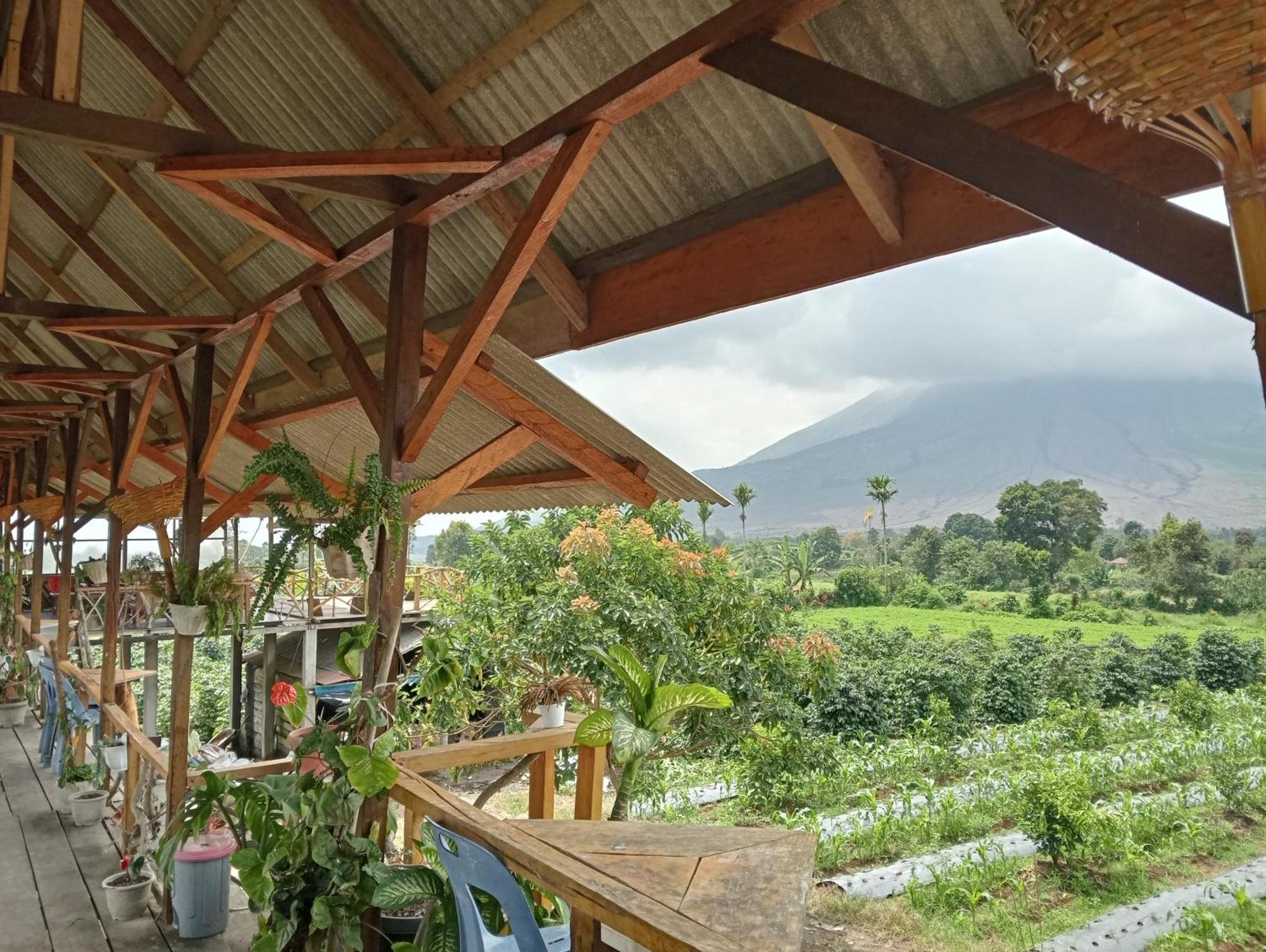 Vulkaan Homestay Berastagi Esterno foto