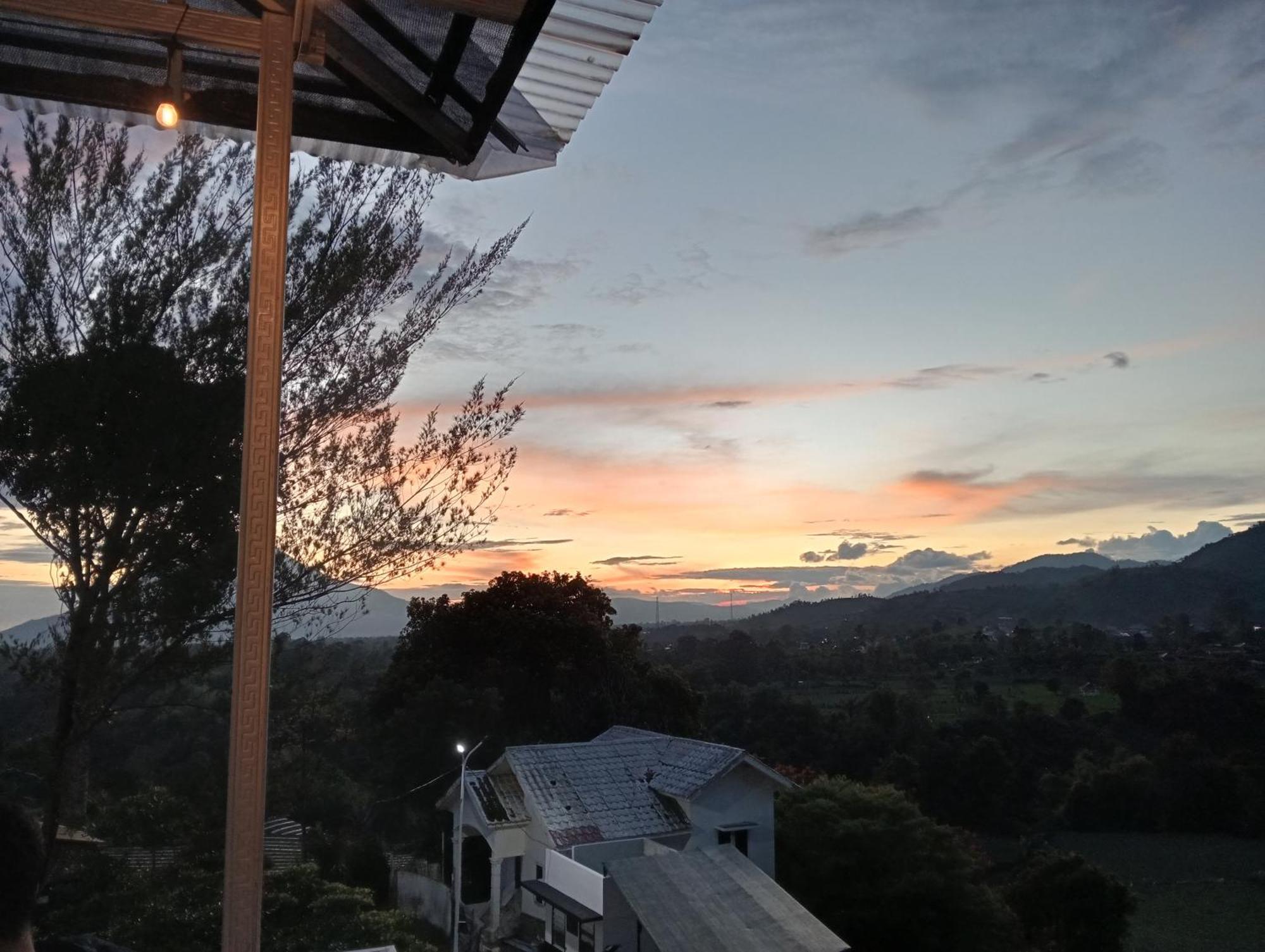 Vulkaan Homestay Berastagi Esterno foto